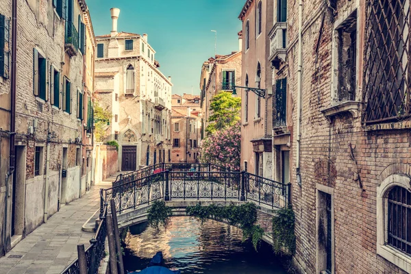 Romantisk Kanal Venedig Italien Med Naturskön Bro Historisk Italiensk Stad — Stockfoto