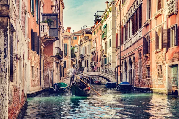 ゴンドラを漕ぐゴンドラでイタリアのヴェネツィアの運河 ロマンチックなヴェネツィアの水路 — ストック写真