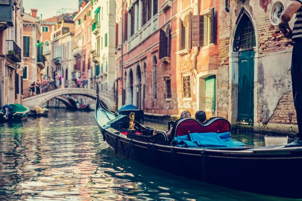 意大利威尼斯运河上的贡多拉浪漫的威尼斯水路 — 图库照片