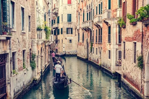 意大利威尼斯风景秀丽的运河上 贡多莉划船的贡多拉 — 图库照片