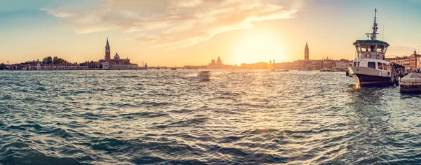 Βενετία Ιταλία Πανόραμα Στο Ηλιοβασίλεμα Άποψη Από Κανάλι Προς Πύργο — Φωτογραφία Αρχείου