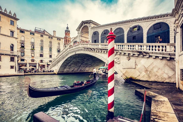イタリアのヴェネツィアにあるグランドキャナルにゴンドラとリアルト橋 ロマンチックな観光名所 — ストック写真