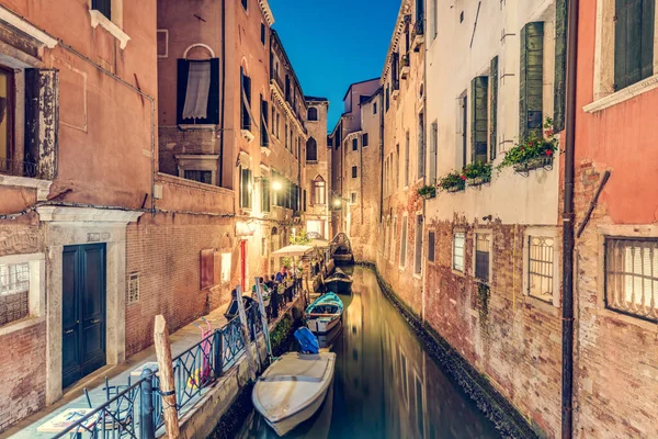 Éttermek Velencében Olaszországban Éjszaka Történelmi Olasz Város Vízen — Stock Fotó