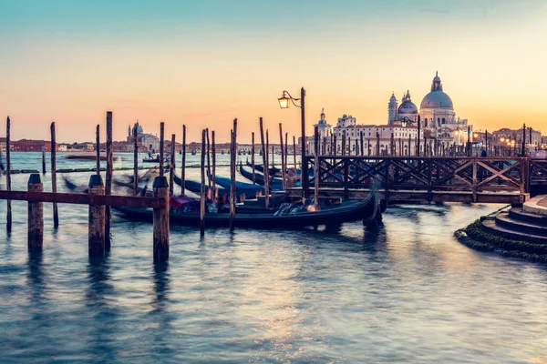 Gondola Brygga Venedig Italien Vid Solnedgången Visa Kyrkan Basilica Salute — Stockfoto