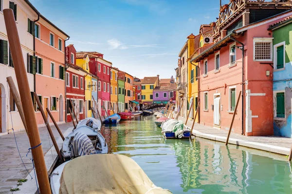 Burano Italien Med Färgglada Målade Hus Längs Kanalen Med Båtar — Stockfoto