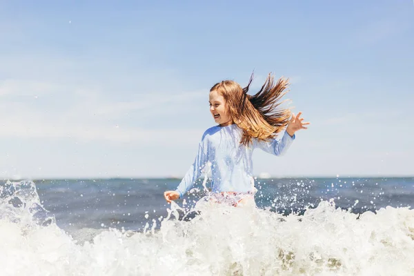 Giovane Ragazza Che Gioca Sulla Spiaggia Onde Estate Vacanza — Foto Stock