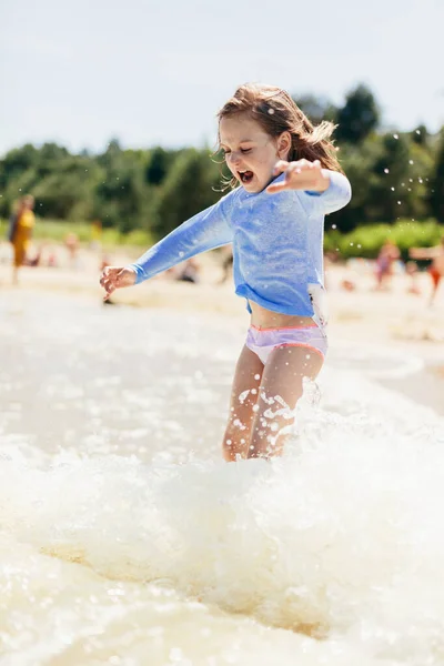 Młoda Dziewczyna Bawiąca Się Plaży Falami Latem Wakacje — Zdjęcie stockowe