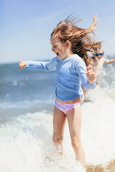 Νεαρό Κορίτσι Παίζει Στην Παραλία Κύματα Καλοκαίρι Διακοπές — Φωτογραφία Αρχείου