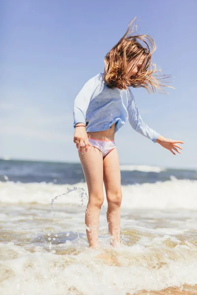 Chica Joven Jugando Playa Olas Verano Vacaciones —  Fotos de Stock