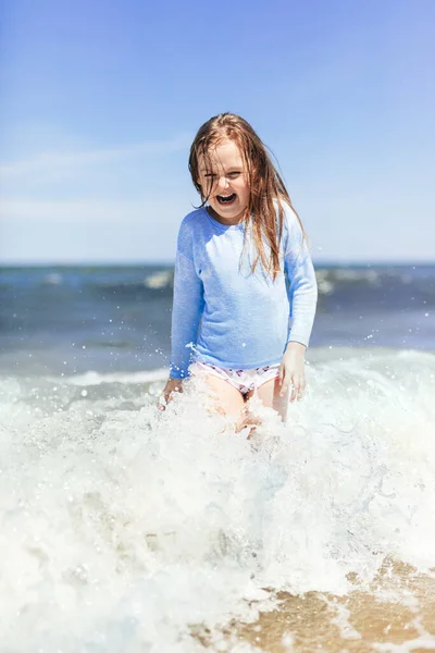 Молода Дівчина Грає Пляжі Влітку Відпустці — стокове фото