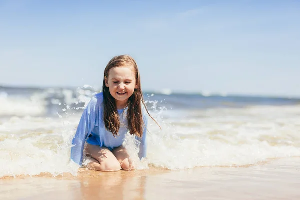 Genç Kız Sahilde Oynuyor Yazın Dalgalar Halinde Tatilde — Stok fotoğraf