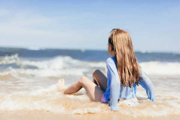 Mladá Dívka Hraje Pláži Vlnách Létě Dovolená — Stock fotografie