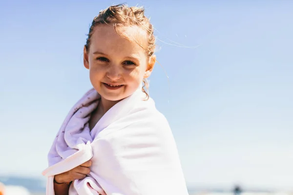 Młoda Dziewczyna Pokryta Ręcznikiem Kąpieli Morskiej Lecie — Zdjęcie stockowe