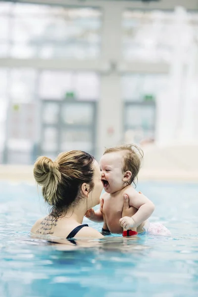 Mãe Com Sua Filha Nadar Piscina Parque Aquático Primeira Natação — Fotografia de Stock