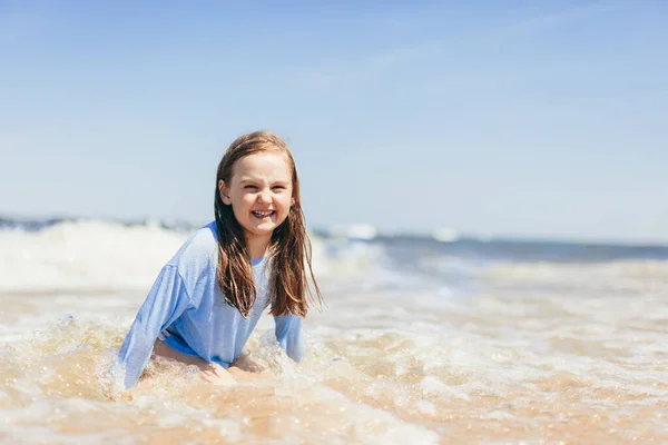 Young Girl Playing Beach Waves Summer Vacation — Stock Photo, Image