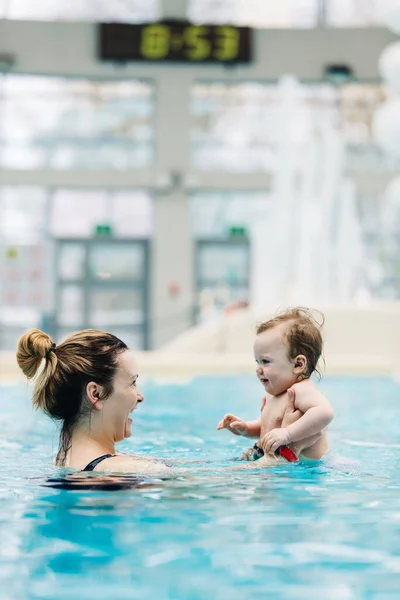 Μητέρα Την Κορούλα Της Κολυμπούν Στην Πισίνα Στο Waterpark Πρώτη — Φωτογραφία Αρχείου