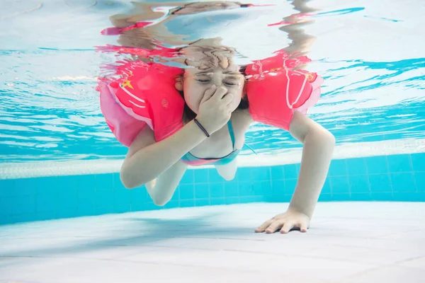 Молода Дівчина Занурюється Басейн Розважаючись Аквапарку Вид Під Водою — стокове фото