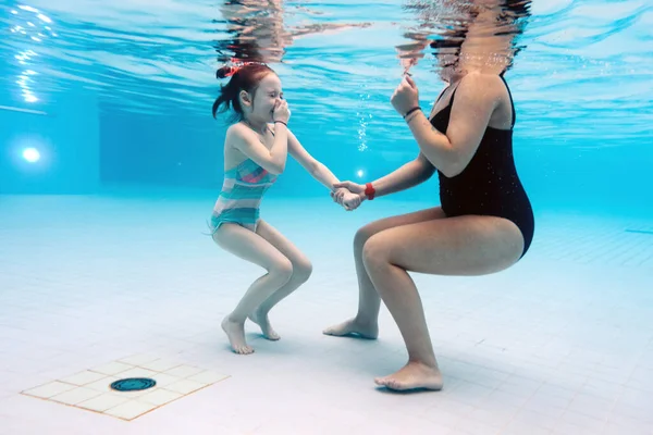 Mutter Und Tochter Tauchen Die Pool Spaß Zusammen — Stockfoto