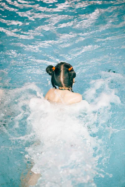 Fiatal Lány Búvárkodás Medencében Szórakozás Vízi Parkban Kilátás Felülről — Stock Fotó