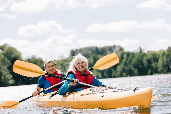 Glad Senior Aktiv Par Kajakpaddling Sjön Njuter Tid Tillsammans — Stockfoto