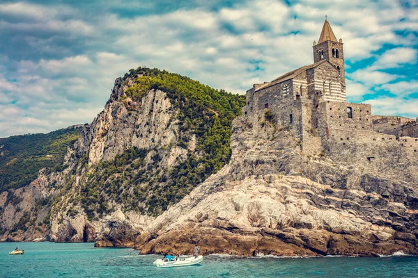 Porto Venere Itálie Kostelem Petra Útesu Pohled Moře — Stock fotografie