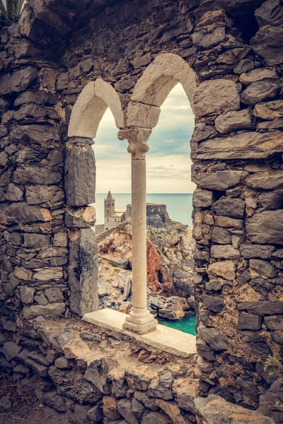 イタリアのポルト ヴェネレ 古代の窓から見た聖ペテロ教会 リグーリア海岸 — ストック写真