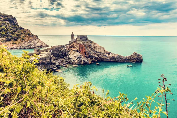 イタリアのポルト ヴェネレ 聖ピーター教会が崖の上にあります リグーリア海岸 — ストック写真