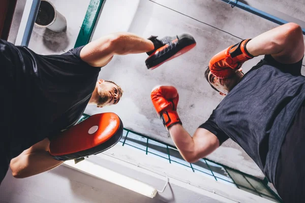 拳击手在体育馆里练拳击 打架和打架 — 图库照片
