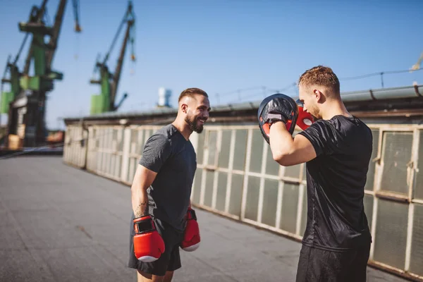 两名男子在城市工业区的大楼屋顶上进行拳击训练 打架打斗 — 图库照片
