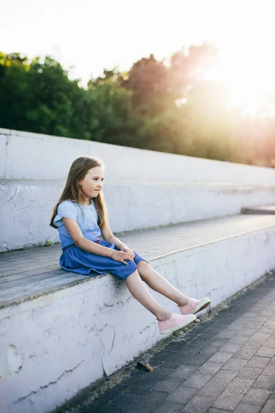 Mladá Dívka Odpočívající Venku Městské Čtvrti Létě — Stock fotografie