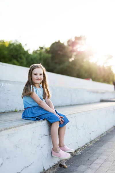 Mladá Dívka Portrét Venku Městské Čtvrti Létě — Stock fotografie