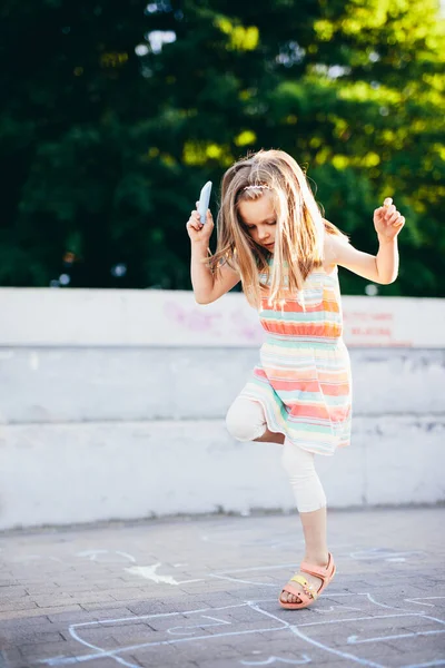 Junges Mädchen Spielt Sommer Stadtviertel — Stockfoto