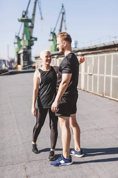 夫妇们在乌克兰市工业区锻炼后很快乐 积极的生活方式 — 图库照片