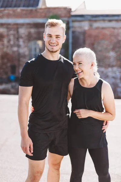 夫妇们在乌克兰市工业区锻炼后很快乐 积极的生活方式 — 图库照片