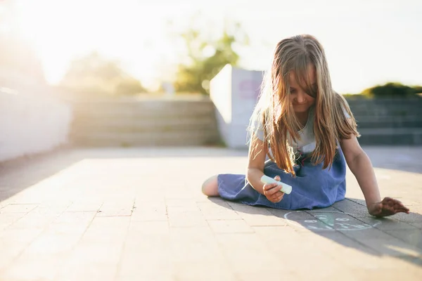 Criança Desenhando Pavimento Bairro Urbano Sorrindo Verão — Fotografia de Stock