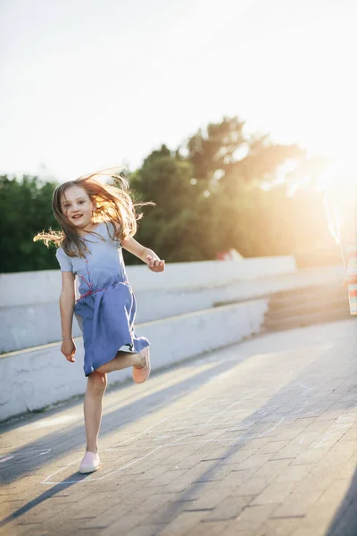 Νεαρή Κοπέλα Πηδάει Παίζοντας Κουτσό Στην Αστική Γειτονιά Καλοκαίρι — Φωτογραφία Αρχείου