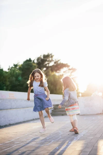 Crianças Pulando Jogando Hopscotch Bairro Urbano Verão — Fotografia de Stock
