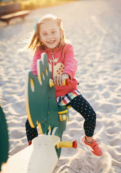 夏に遊び場で遊ぶ若い女の子 — ストック写真