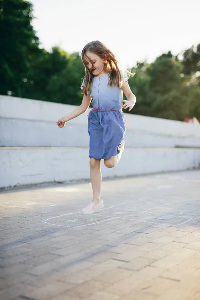 Chica Joven Saltando Jugando Hopscotch Barrio Urbano Verano — Foto de Stock