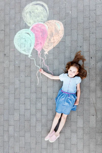 Jong Meisje Met Ballonnen Geschilderd Stoep Stedelijke Buurt — Stockfoto