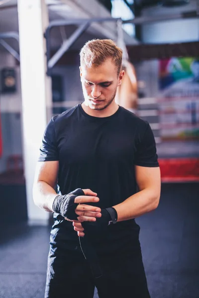Člověk Připravuje Boxerské Cvičení Tělocvičně — Stock fotografie