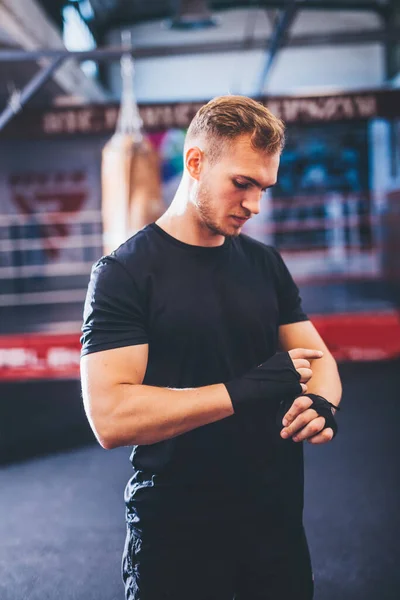 Člověk Připravuje Boxerské Cvičení Tělocvičně — Stock fotografie