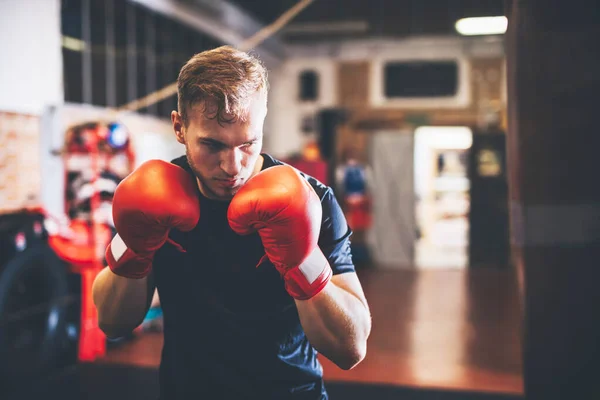 Boxer Dělat Boxerský Trénink Boxovací Pytel Tělocvičně — Stock fotografie