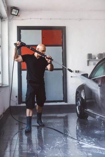 Service Man Washing Car Detailing Workshop Professional Work — Stock Photo, Image