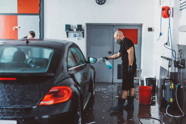 Υπηρεσία Άνθρωπος Πλύσιμο Αυτοκινήτων Πριν Λεπτομερώς Στο Εργαστήριο Επαγγελματική Εργασία — Φωτογραφία Αρχείου