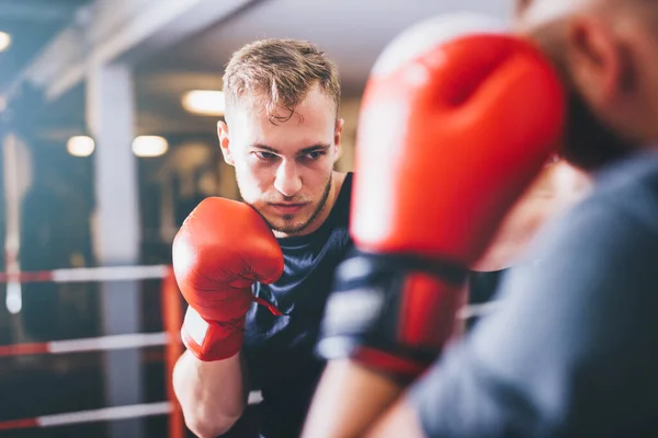 Boxeři Dělají Boxerský Trénink Tělocvičně Zápasí Bojují Stock Snímky