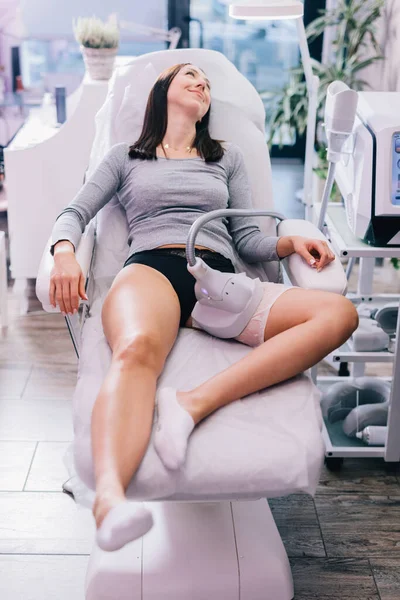 Kosmetický Salon Klient Žena Podstupující Kryolipolýzu Stehně Aby Snížila Tuk Stock Snímky