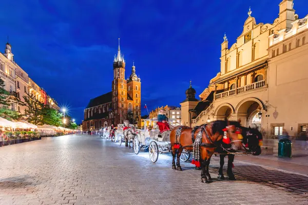 Kereta Kuda Alun Alun Pasar Kota Tua Malam Cracow Polandia — Stok Foto