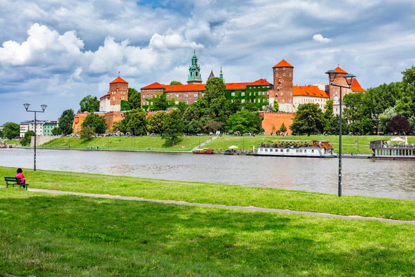 Wawel Royal Castle และแม Vistula Cracow โปแลนด นจากถนน Vistulan Boulevards — ภาพถ่ายสต็อก