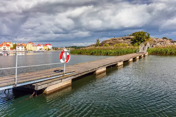 Drewniane Molo Prowadzące Wyspę Stakholmen Karlskrona Szwecja Morze Bałtyckie — Zdjęcie stockowe